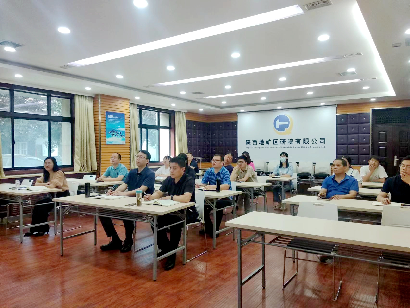 陜西地礦區研院組織觀看《背離初心的國企蛀蟲》警示教育片