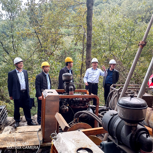 荊平一行深入陜西地礦區(qū)研院有限公司茨溝-早陽項目野外一線進(jìn)行安全生產(chǎn)檢查