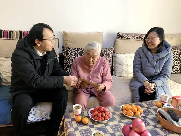 我公司領(lǐng)導春節(jié)前夕走訪慰問離退休職工及困難職工